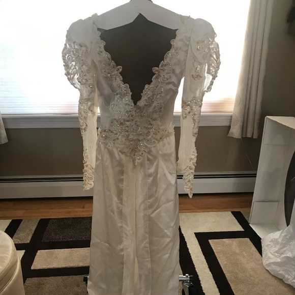 Custom detailed Ivory wedding gown with sequins - Picture 4 of 8